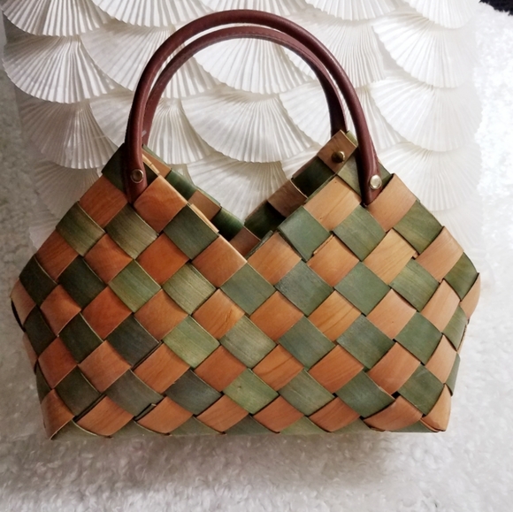 Handbags - Vintage Green and Tan Woven Basket Purse